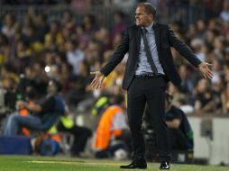 Frank de Boer dijo que su equipo merecía más en la derrota 4-0 frente al Barcelona. EFE /