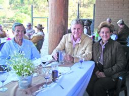 Convivencia. Arturo Godínez con Fernando y Yoly Albarrán.  /