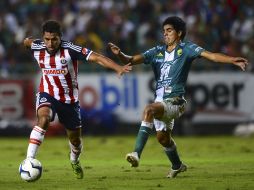 Acción del partido donde Patricio Araujo disputa el balón ante un elemento del León. MEXSPORT /