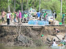 Las principales vías de transporte quedaron destruidas después de las lluvias del fin de semana pasado. AP /