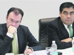 Cabildea. El secretario de Hacienda, Luis Videgaray en la reunión con los senadores perredistas, que lidera Miguel Barbosa. NTX /