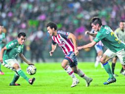 La cancha del Nou Camp estuvo lejos de ayudar a un juego vistoso, pero sí sirvió para que se viera un futbol más físico y veloz. MEXSPORT /