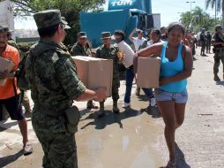 Miembros del Ejército Mexicano reparten víveres a damnificados por las inundaciones en el centro turístico de Acapulco. EFE /