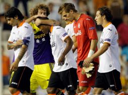 Guardado y sus compañeros abandonan Mestalla con el rostro de la derrota. EFE /