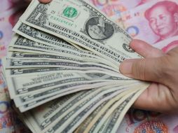 A la compra, el dólar se adquiere en un mínimo de 12.33 pesos. ARCHIVO /