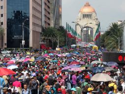 Maestros disidentes salen del plantón que mantienen en el Monumento a la Revolución. NTX /