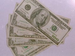 El dólar ganó un poco de terreno frente al peso en la jornada cambiaria de este viernes. ARCHIVO /