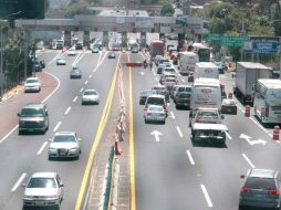Se dará paso gratuito a quienes circulen por la carretera México-Cuernavaca y que estén de regreso de Guerrero. ARCHIVO /