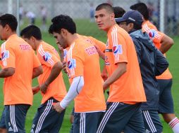 Enríquez (centro) sabe que Chivas va mejorando en el torneo. MEXSPORT /