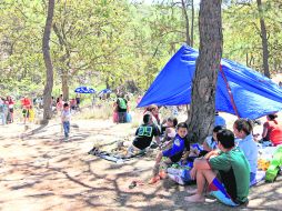 EXCURSIÓN. Paseantes acampan cerca del Río Caliente en La Primavera. EL INFORMADOR /