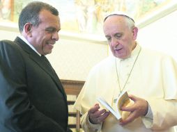 OBSEQUIO. El Pontífice regala al presidente hondureño una copia del Documento de Aparecida. AFP /