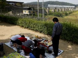Varios surcoreanos desplazados participan en una ceremonia en memoria de sus antepasados durante la celebración del Chuseok. EFE /