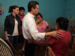 Angélica Rivera, junto al Presidente Peña Nieto, escucha a familias afectadas por las inundaciones en Guerrero. ESPECIAL /