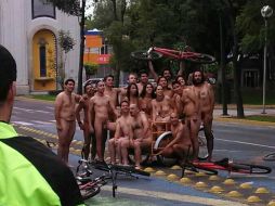 Durante hora y media, 18 ciudadanos se fotografiaron desnudos a lo largo de la zona comprendida de los Arcos a la Minerva.  /