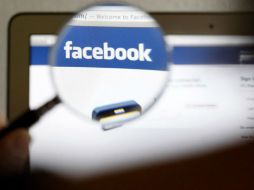 Muchas personas deciden conservar a sus ex dentro de sus amigos, sólo para enterarse qué están haciendo. ARCHIVO /