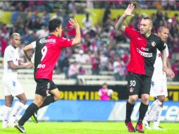 Omar Bravo convirtió el primer gol tras una falta sobre Vuoso, que anotó el segundo tanto. EFE /