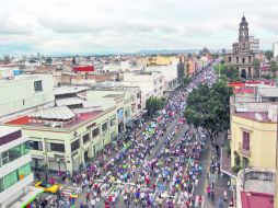 El contingente de profesores que se manifestó ayer llegó a extenderse entre el Santuario y la Avenida Hidalgo. EL INFORMADOR /