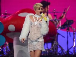 Miley cantó con un micrófono en forma de plátano. AP /