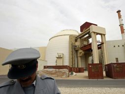 Un guardia de seguridad frente al reactor nuclear de la planta de Bushehr. AFP /