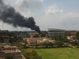 Una columna de humo sale del centro comercial luego de explosiones que se registraron en el interior. AFP /