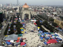 Los maestros continúan con su plantón en el Monumento a la Revolución mientras analizan que rumbo tomará su movimiento. SUN /
