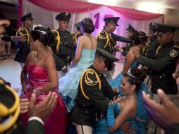 Sólo una vez en la vida se cumplen 15 años, la tradición en América Latina está muy arraigada en los corazones de las jovencitas. EFE /