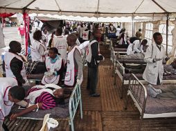 Personas donan sangre para las víctimas del asalto de los radicales islámicos al centro comercial. EFE /