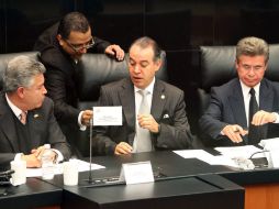 Los senadores David Penchyna, Raúl Cervantes y Eduardo Burgos, durante el foro de debate  de reforma energética. NTX /