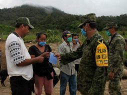 Elementos del Ejército proporciona tapabocas a damnificados en Guerrero. EFE /