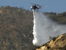 El incendio es combatido por aire y tierra para evitar que entre a otras zonas forestales. AP /