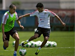 Ángel Reyna (D) sufrió una aparatosa caída que le provocó la lesión que lo margina de la concentración del Tri. MEXSPORT /