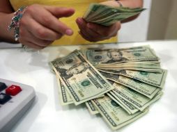 El Banxico indica que  el tipo de cambio para solventar obligaciones en moneda extranjera pagaderas en México es de 12.9530 pesos. ARCHIVO /