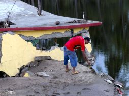 Habitantes de Guerrero tratan de regresar a sus casas luego de la devastación que dejaron las tormentas pasadas. SUN /