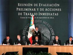 El Presidente Peña Nieto encabeza una reunión de evaluación del Gobierno Federal por los ciclones que golpearon México. SUN /