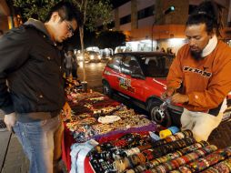 Indican que al comprar productos de ambulantes se inhibe la economía pues estos productos no pagan impuestos. ARCHIVO /