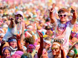 Es importante que los participantes se vistan de blanco para que los colores que se impregnen luzcan lo mejor posible. EL INFORMADOR /