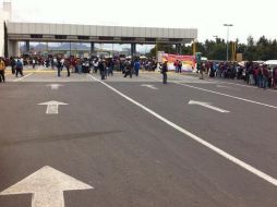 Imagen que muestra a los maestros de la CNTE en la caseta de la autopista México-Puebla. Foto: @aLinnoize ESPECIAL /