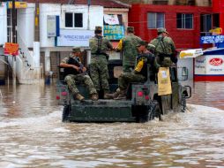 Las inundaciones afectan de nuevo al puerto; a través de megáfonos, se les invita a la población a que desalojen el área. SUN /