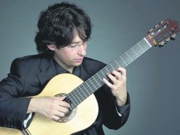 Pasión. El guitarrista mexicano reconoce que no sólo se requiere de talento para destacar en la música, la disciplina es fundamental. ESPECIAL /