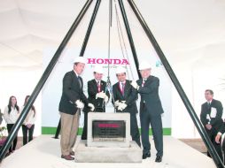 Primera piedra. Autoridades locales, federales y directivos de Honda, en lo que será la nueva planta.  /