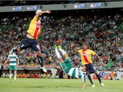 La defensa de Monarcas evita el remate de Oribe Peralta. El campeón olímpico consiguió anotar al minuto 33. NTX /