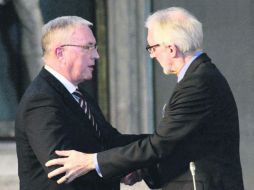 El presidente saliente, Pat McQuaid, felicita a Brian Cookson, luego de ganar la elección efectuada en Florencia. AFP /