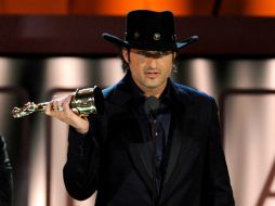 Robert Rodriguez recibe su premio a la exelencia en cine en el Pasadena Civic Auditorium. AP /