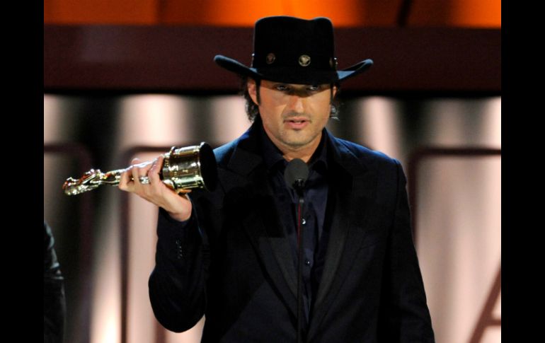 Robert Rodriguez recibe su premio a la exelencia en cine en el Pasadena Civic Auditorium. AP /