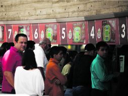 El público aún buscaba ayer entradas para el duelo. EL INFORMADOR /