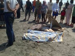 Los buzos del servicio de rescate entraron en acción pocos minutos después del naufragio. EFE /