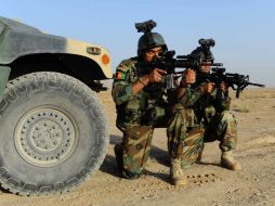 Fuerzas especiales del Ejército Nacional de Afganistán apuntan sus armas en medio un operativo anti-talibán. EFE /