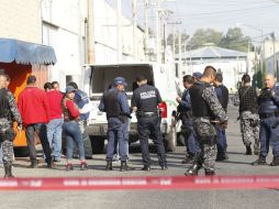 El cuerpo ''encobijado'' de un hombre fue abandonado, las autoridades acudieron para comenzar con las investigaciones.  /