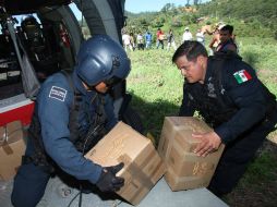 Elementos de la PF entregan apoyos alimenticios a personas afectadas por el paso de las tormentas en Guerrero. SUN /