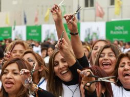 Los estilistas celebraron el haber obtenido el nuevo récord. EFE /